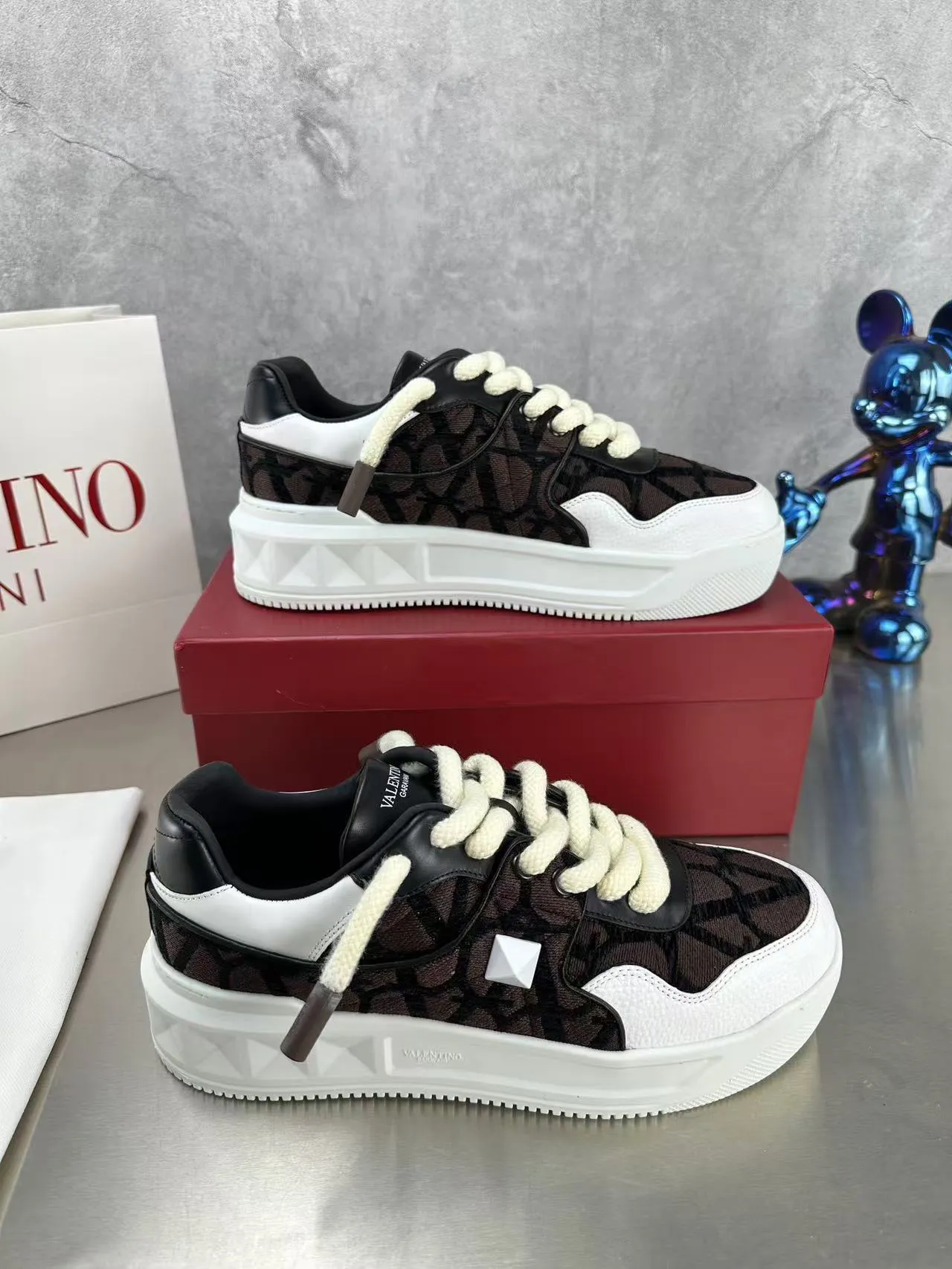 👟👟Ex-factory price 640👟👟 🔺Valentino🔺Valentino new casual shoes 2023 latest model hot style for catwalk couples, thick shoelaces, the same style as Elsa Hosk, Zhang Yixing, Guan Xiaotong and many other stars 🔥 Top version + lasting process, full oil edge on the upper. Fabric: Customized cowhide + cowhide lining with breathable mesh. Outsole: original molded TPU thickened outsole. Size for women is 35-40. Men’s size is 39-45.